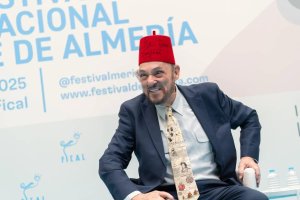 El actor John Rhys-Davies dejó su firma en un fez como el de su personaje de Sallah en la saga ‘Indiana Jones’.