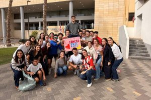Nacho Amate con sus amigos y familia a la salida del Hospital Torrecárdenas