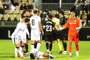 Anuar en el suelo después de que el colegiado Morilla Turrión pitara penalti a favor del Ceuta.