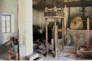 Almazara de la calle Mayor de Los Gallardos. A la derecha uno de los rulos de piedra que forma parte de la memoria.