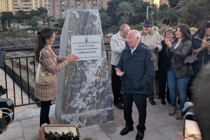 Gabriel Amar inaugura la Rambla de San Antonio acompañado por la delegada del Gobierno de la Junta en Almería, Aránzazu Martín.