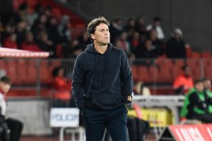 Por más que lo intenta, Rubi no consigue romper el entramado defensivo del Huesca en el Mediterráneo.