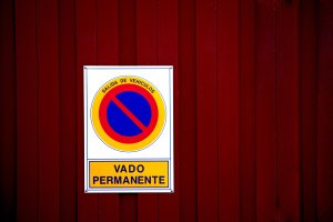 Señal de vado permanente sin la placa de licencia del año.