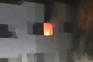 Las llamas se veían desde el balcón de la vivienda afectada.