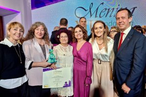 La artista olulense Odu Carmona, tercera por la izquierda, tras el reconocimiento.