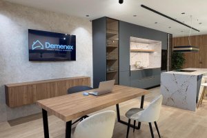 La nueva tienda muestra diferentes propuestas de cocina y carpintería a medida en pleno Torrecárdenas.