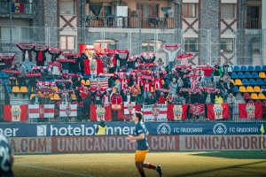Impresionante el ambiente que generaron los seguidores del Almería en el Estadi de Encamp, en Andorra.