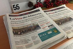 Varios ejemplares de La Voz de Almería en su versión impresa.