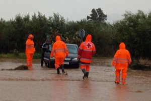 Rescate de varias personas atrapadas en un vehículo entre Huércal-Overa y pulpí.