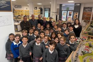 Los alumnos de tercero de primaria de la Compañía de María en la sede-museo de ASAFAL, con algunos miembros de la asociación