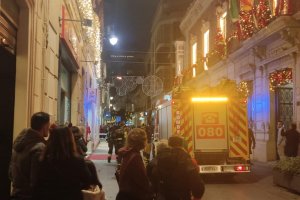 Bomberos de Almería apagando el pequeño fuego de la decoración navideña.