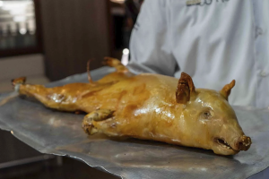 Cochinillo asado entero, uno de los platos más demandados de Entrefinos.