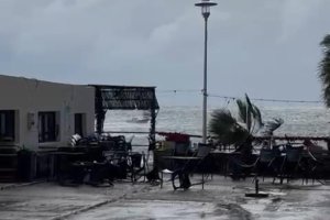 Sillas volando tras el paso del 'tornado' marino en La Isleta.