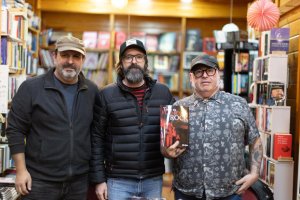 Ramón García, Juanma Gil y Antonio J. García, ‘Che’, en la librería El Faro de Recóndito.
