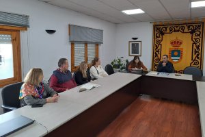 Imagen del momento del pago de la deuda ante notario.