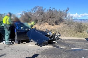 Efectivos de la Guardia Civil y sanitarios atienden a los heridos.