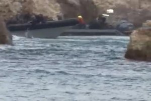 Las dos embarcaciones go fast entran en paralelo al embarcadero de mineral de Agua Amarga para empezar a desembarcar inmigrantes.