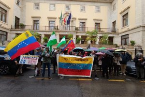 Manifestantes a las puertas de la Subdelegación del Gobierno de España en Almería.