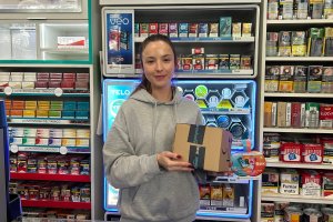 La recogida de paquetes, implementada desde hace unos meses en un estanco de la Puerta de Purchena.