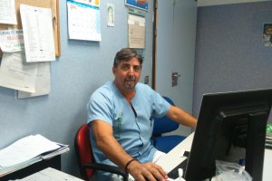 Luis durante un día en urgencias de tocoginecología, en el Hospital Universitario Torrecárdenas.
