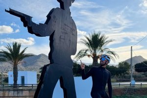 Alberto Contador, 'el Pistolero'',  junto al pistolero de Los Albaricoques.