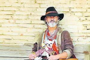 Miguel Morales en una de sus caracterizaciones, listo para rodar.