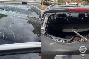 Uno de los vehículos, destrozado tras caerse un andamio.
