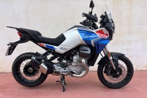 La Moto Guzzi Stelvio Duecento Tributo destaca por su decoración exclusiva en donde predomina el blanco.