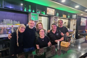 Julio Martín junto a su esposa Rosa García y el equipo de trabajadores de la Cafetería Roypa.