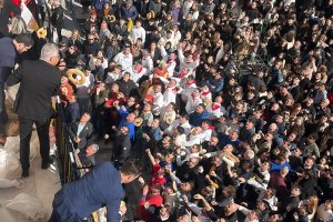Gran tirada de roscos desde el balcón del Ayuntamiento de Olula del Río en honor a San Ildefonso.