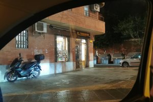 Vista del estanco atracado desde el interior de un vehículo.