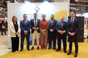 La diputada de Turismo, María José Herrada, junto a representantes de municipios de la provincia en el stand de ‘Costa de Almería’ en FITUR 2026.