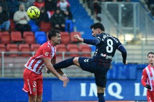 Álex Muñoz disputando un balón con Peru Nolaskoain. El Almería se vio superado en todas las facetas del juego por el Eibar.