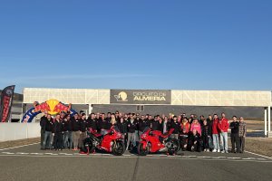Participantes y organización de Travel To Race posan en la recta principal del Circuito de Almería, con una amplia representación internacional de pilotos y equipos