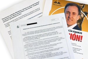 La denuncia junto a la imagen del alcalde con descalificativos publicada anónimamente.