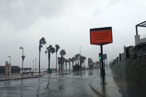 Panel informativo en el Paseo Marítimo de Almería por la alerta naranja por lluvias.