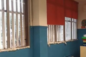 Los días de lluvia obligan a tapar las ventanas con papel para que el agua no entre.