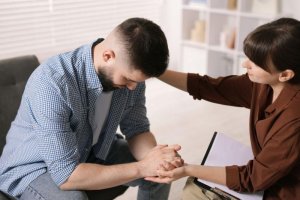 Cada vez más personas buscan apoyo profesional ante conductas adictivas que no implican sustancias, pero sí un alto impacto emocional.