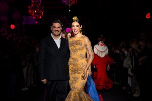 Antonio González presentando su colección en una de las pasarelas de moda flamenca más influyentes del mundo.