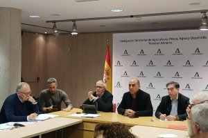 Antonio Mena, acompañado por parte del equipo técnico de la Delegación Territorial, ha mantenido un encuentro con empresas agroalimentarias de la provincia para informar sobre la nueva convocatoria de ayudas impulsada por la Junta de Andalucía.