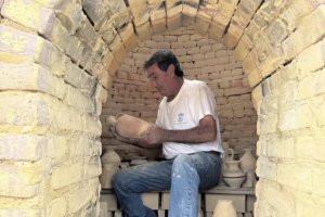 Salvador Hernández, el alfarero veratense que ha construido su propio horno artesanal.