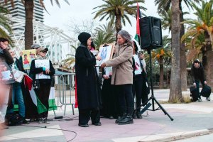 La almeriense Mar Gregorio entrega el dibujo original a la madre de Hind.