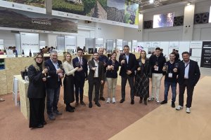 Representantes institucionales y bodegueros almerienses en el espacio de ‘Sabores Almería’ en Barcelona Wine Week.