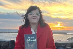 Adena López Rodríguez posa con su libro ‘Nos tenemos sin tocarnos’ en el Cable Inglés.
