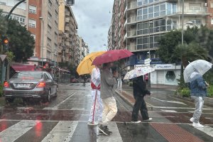 Lluvia en la Rambla de la capital almeriense, en imagen de archivo.