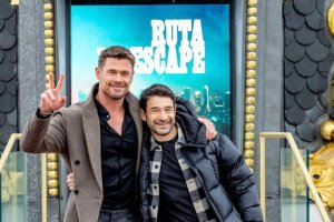 Chris Hemsworth y el director relacionado con Bédar, Bart Layton.