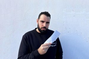 Abel Pons con la carta del SAS, cual Pilar Rubio frente a la comisaría.