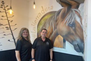 Mari junto a su marido, dueños de La Herradura.