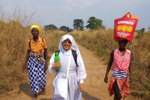 La hermana Justina Soriano Méndez, colaboradora de Manos Unidas y misionera de la congregación de San Juan Bautista, junto a dos angoleñas.