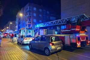 Bomberos, Policía Nacional y sanitarios se han desplazado al lugar del suceso.